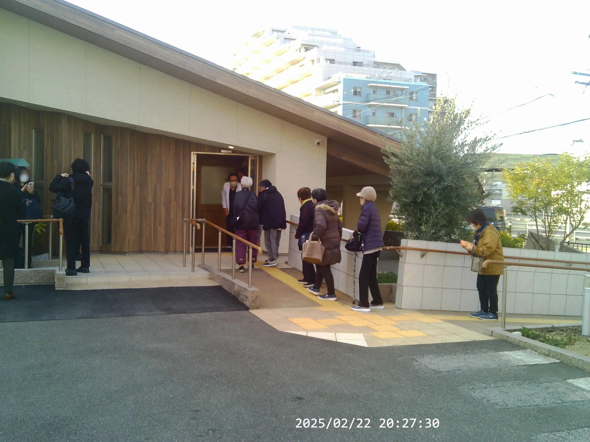 新規開院日のクリニック外観写真3