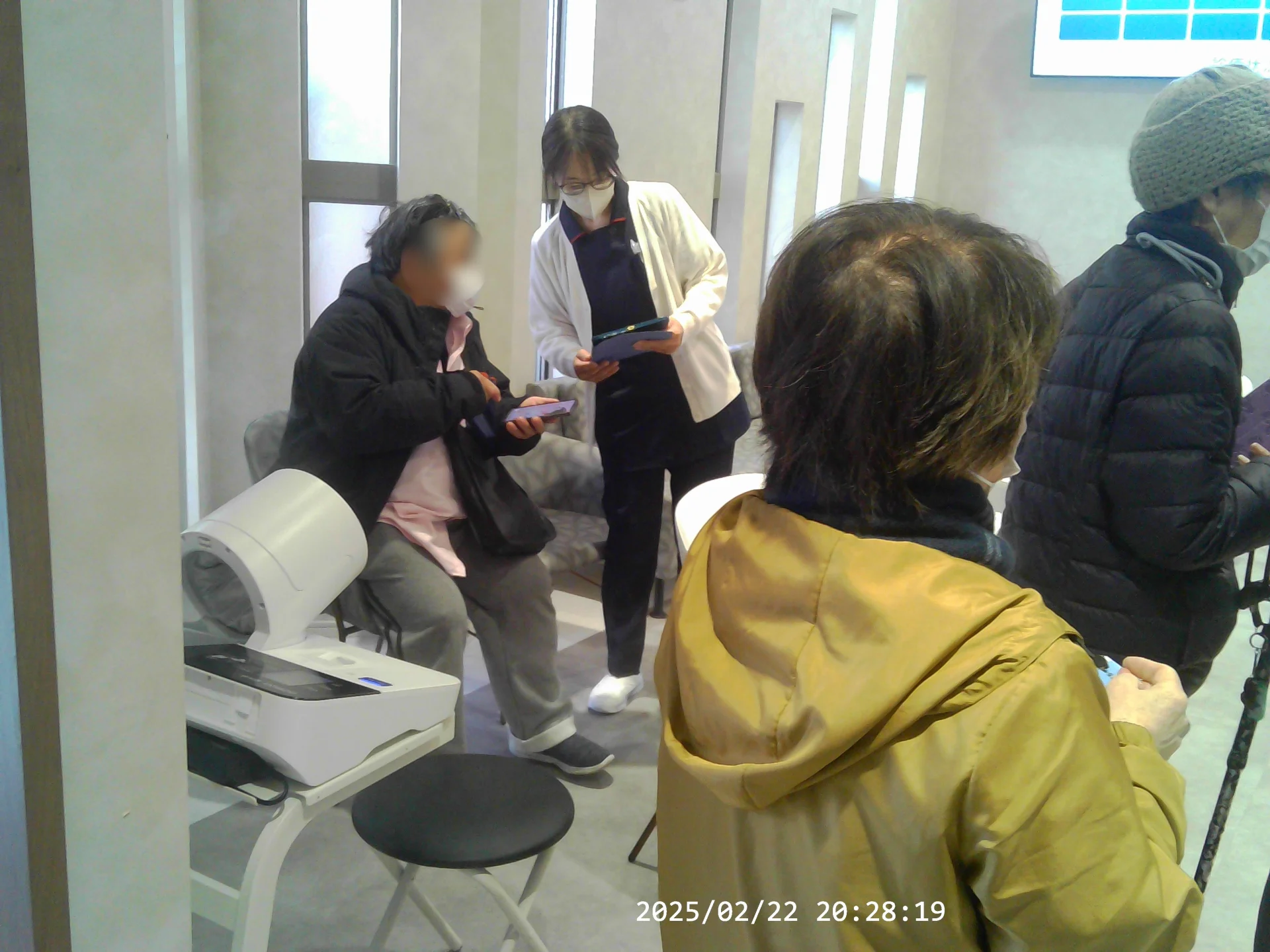 スタッフが患者様にご説明している